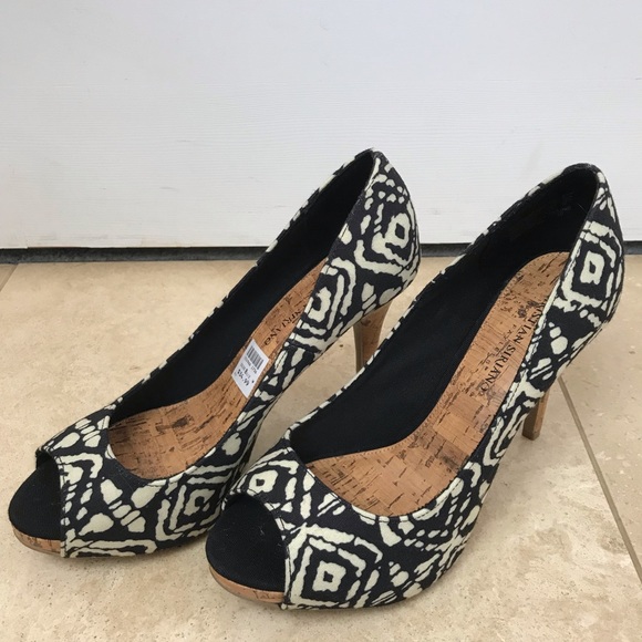 Christian Siriano Shoes - Christian Siriano Peep Toe Heels Pumps Batik NEW